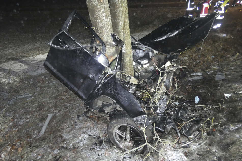 Ein, am Baum gewickeltes Auto nach einem Unfall, so wie es meinem Bruder passiert war.